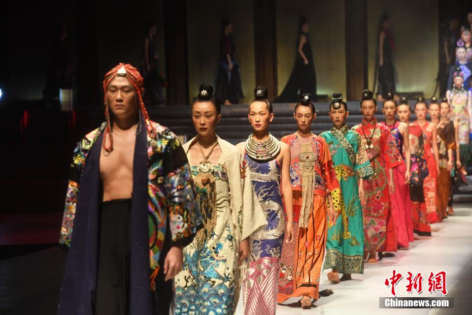 2021中国重慶国際ファッションウィーク開幕 モデルたちが華麗なショー