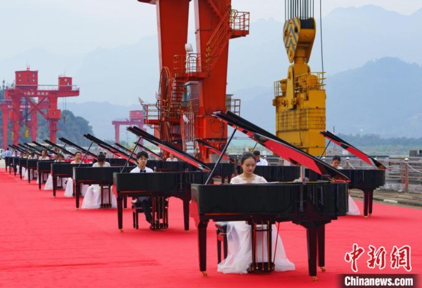 ピアノ100台で奏でる「長江賛歌」　三峡ダム
