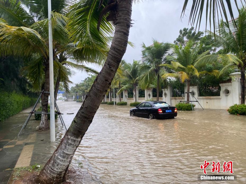 台風18号「コンパス」の高潮の影響で海沿いの道路の多くが冠水　海南省海口