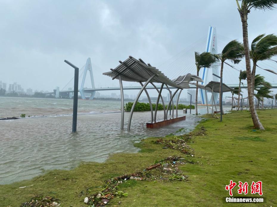 台風18号「コンパス」の高潮の影響で海沿いの道路の多くが冠水　海南省海口