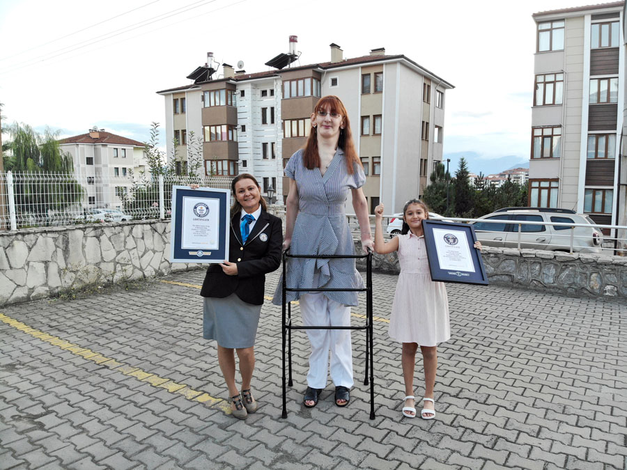 世界一背の高い女性は身長2.15メートル　ギネス世界記録認定