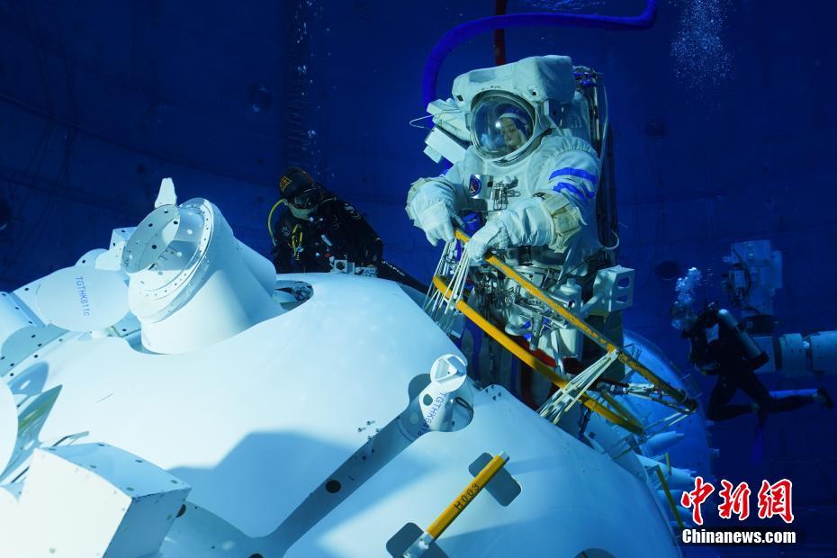 水中で宇宙船から出るトレーニングを行う王亜平飛行士（撮影・徐部）。