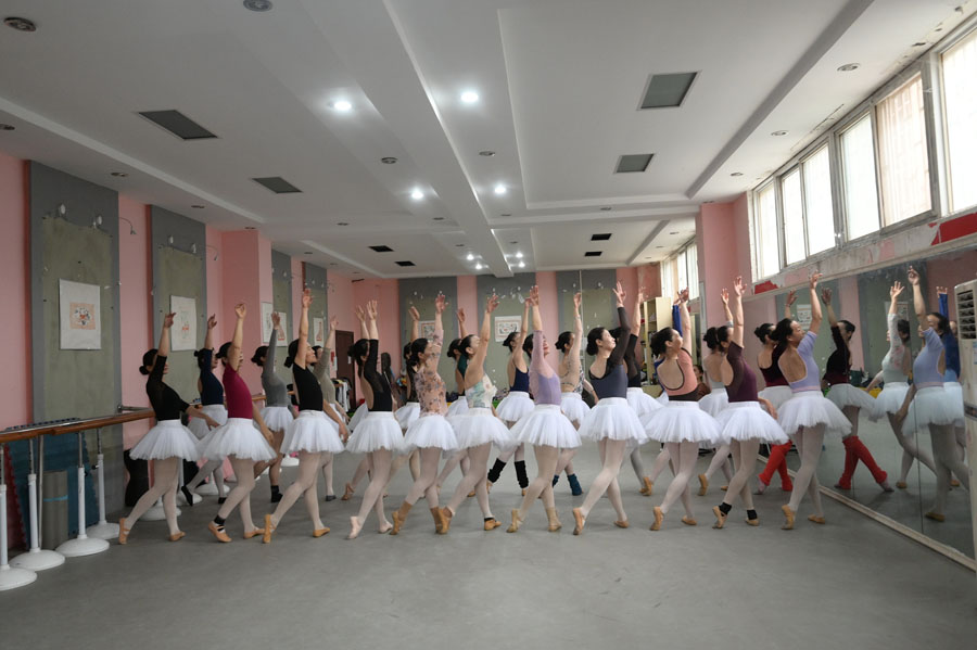 バレエの練習に励むシニア・バレエ団のメンバー（写真著作権はCFP視覚中国が所有のため転載禁止）。