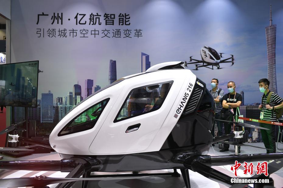 10月17日、中国輸出入商品交易会（広交会）会場で、来場者の注目を集めた自動操縦飛行機（撮影・陳楚紅）。
