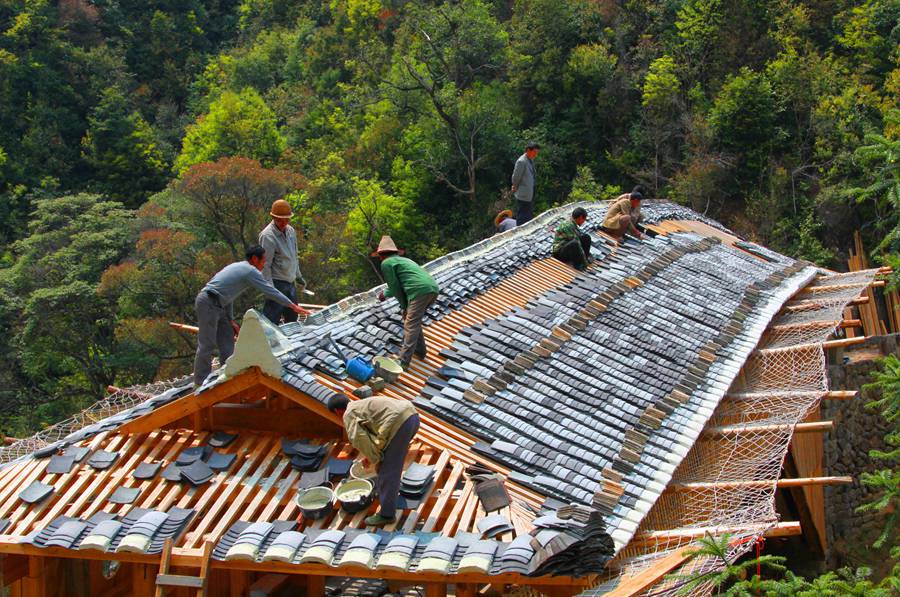 100年以上びくともしない「木組み」工法によって作られた屋根付橋　福建省