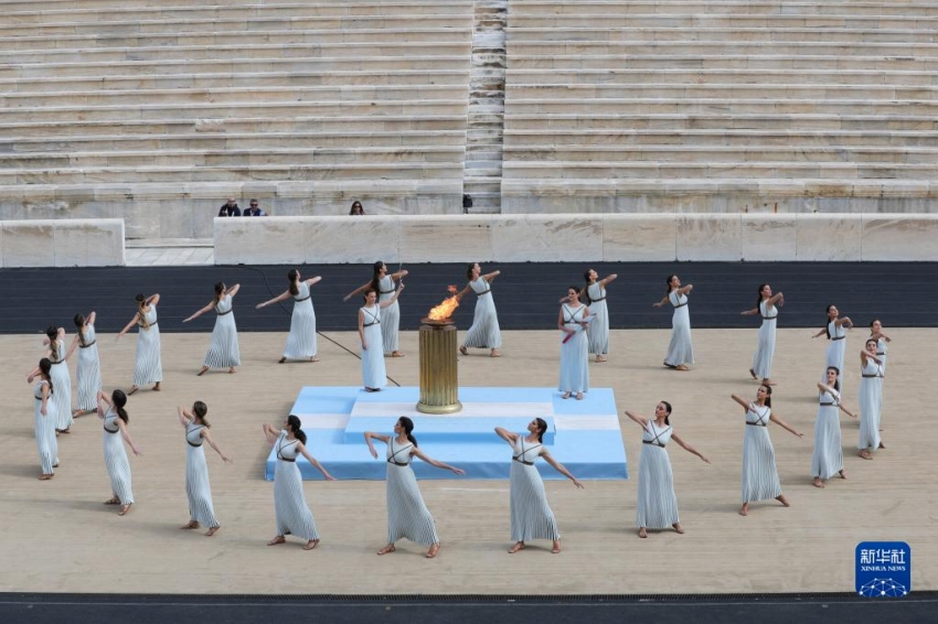 アテネで北京冬季五輪の聖火引き継ぎ式