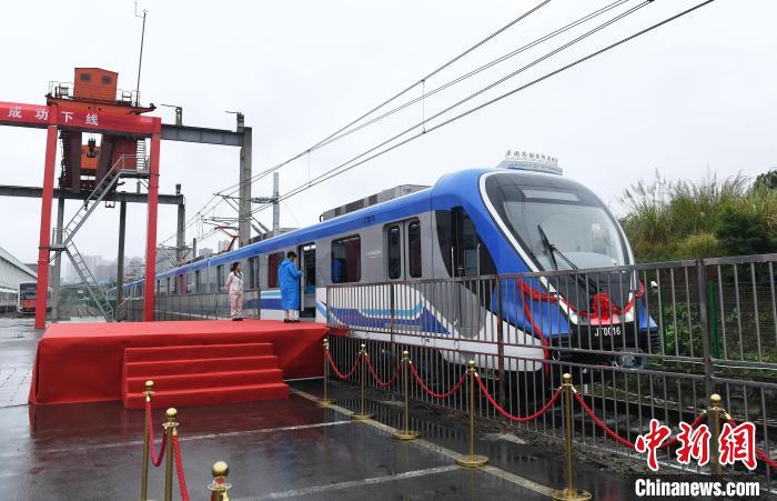 中国で初となる「デュアル・モード」の鉄道車両がラインオフ　重慶市
