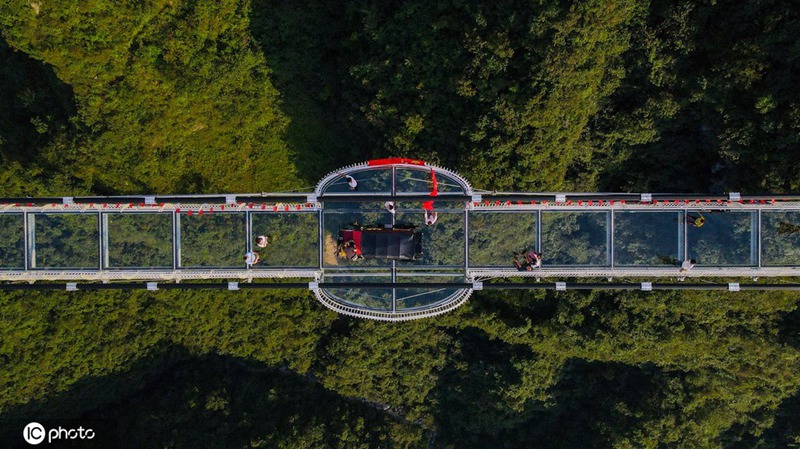 世界最長のガラス橋が一般公開　四川省