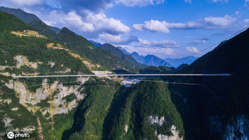 世界最長のガラス橋が一般公開　四川省
