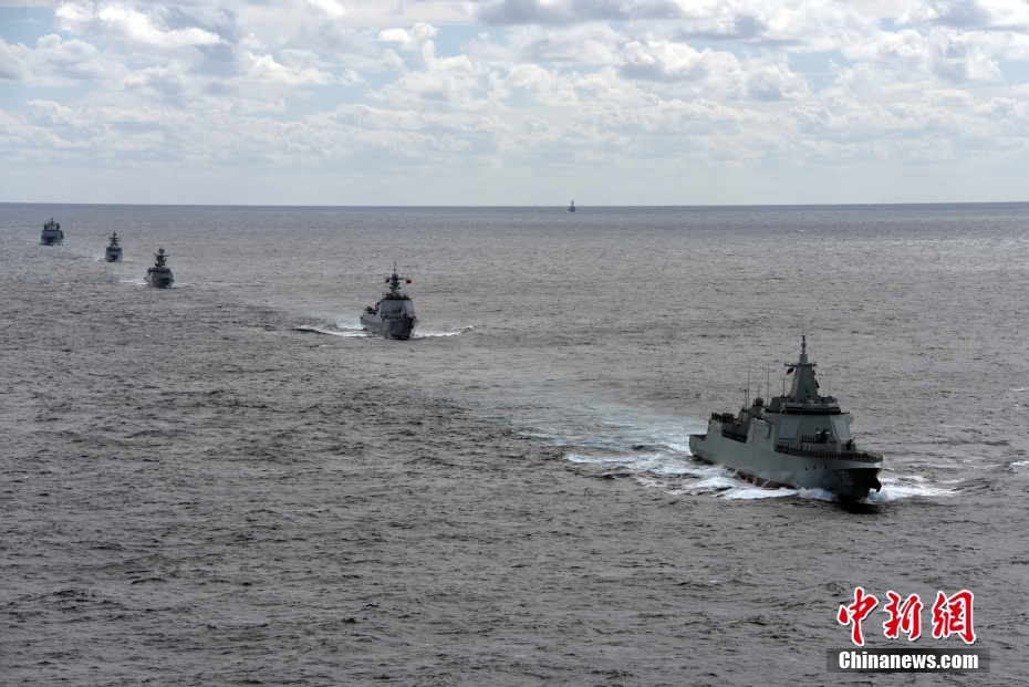 中国の大型駆逐艦「南昌」の船上で「海上成人式」