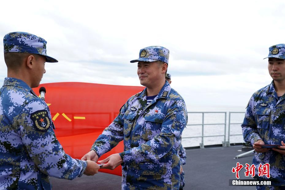 中国の大型駆逐艦「南昌」の船上で「海上成人式」