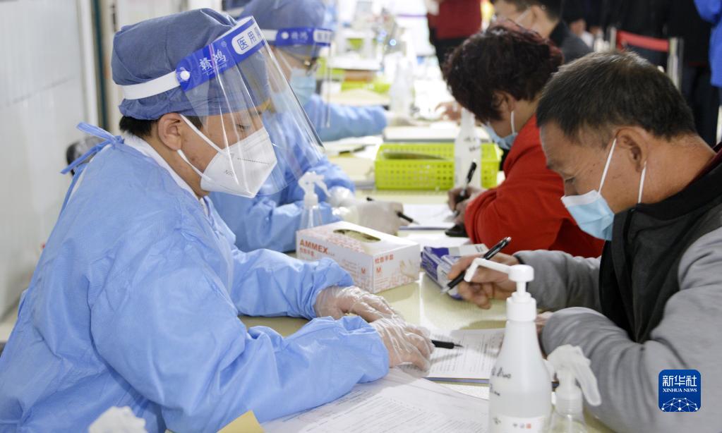 10月25日、北京大興区旧宮鎮で、新型コロナワクチンのブースター接種手続きをする住民（撮影・李欣）。