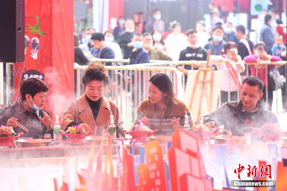 重慶火鍋フェスティバルに巨大火鍋登場！　56人で楽しむ鍋料理