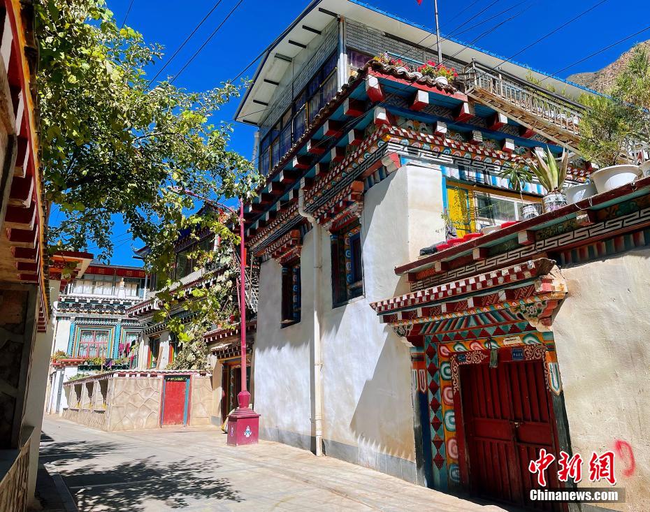 美しく生まれ変わった百年の歴史ある蔵寨　チベット