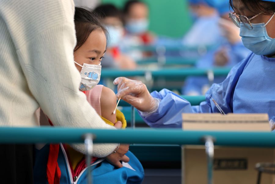 今月4日、河北省邢台市広宗県第三小学の臨時接種ポイントで小学生にワクチンを接種する医療従事者（写真著作権はCFP視覚中国が所有のため転載禁止）。