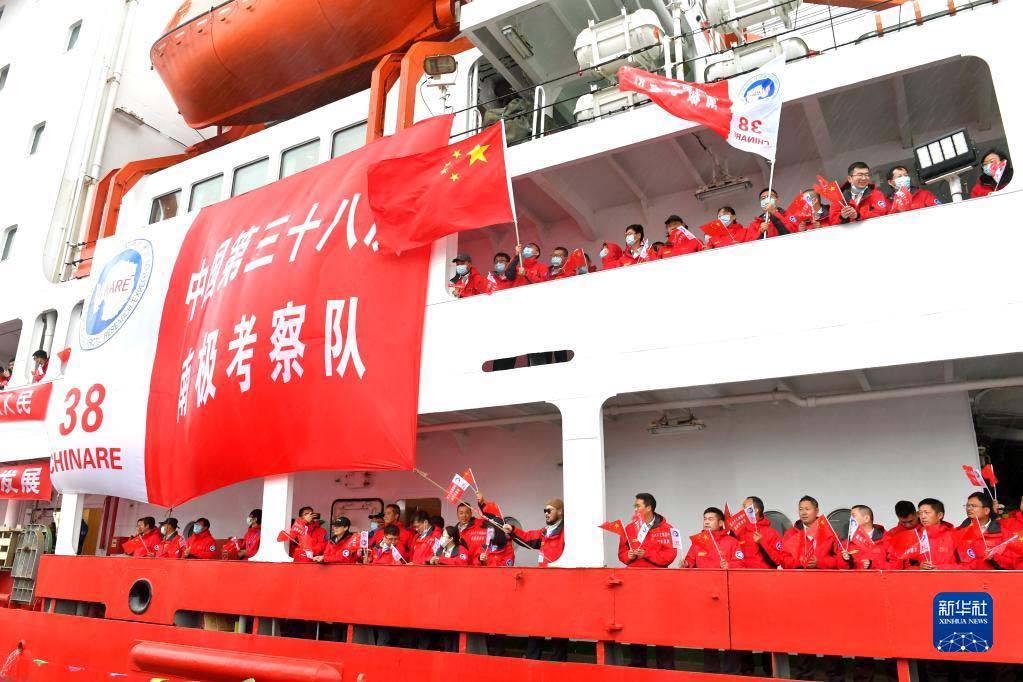 11月5日、中国第38次南極科学観測隊の隊員が船上で見送りに来た人たちと別れを惜しんだ。（画像提供：自然資源部中国極地研究センター）