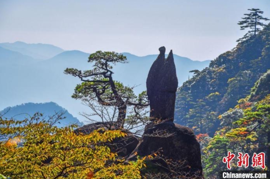 息を吞むような美しい秋の景色が広がる安徽省の黄山