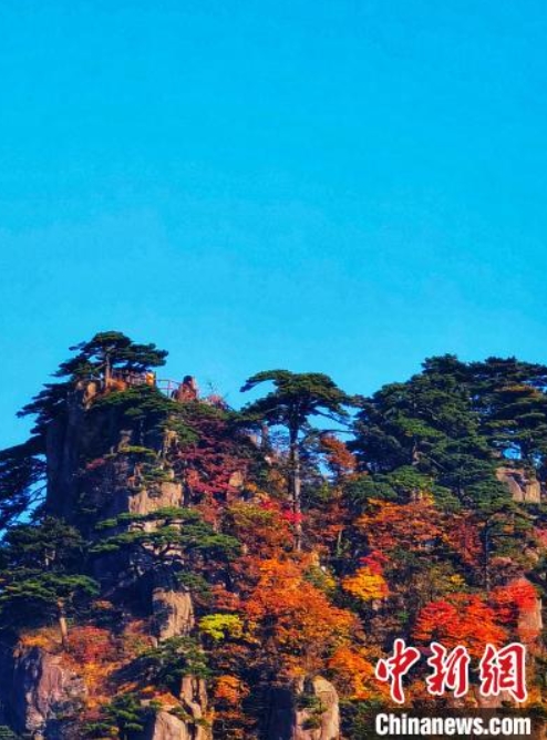息を吞むような美しい秋の景色が広がる安徽省の黄山