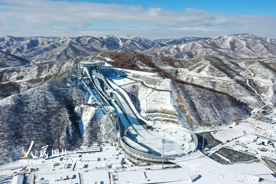 造雪作業を進める2022年北京冬季五輪張家口競技エリアにある国家スキージャンプセンター「雪如意」（撮影・武殿森）。