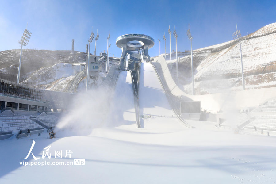 国家スキージャンプセンター「雪如意」で造雪作業開始　河北省張家口