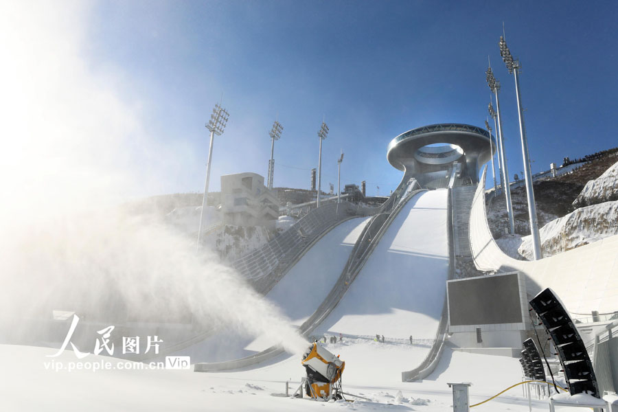 国家スキージャンプセンター「雪如意」で造雪作業開始　河北省張家口