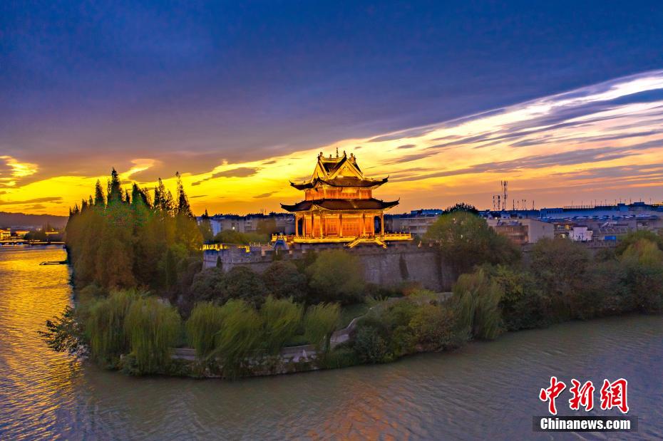 夕陽に照らされた美しい仲宣楼　湖北省襄陽古城
