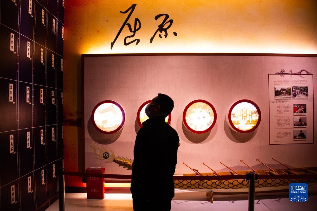 11月10日、屈原故里無形文化遺産デジタル展示館を見学する来場者（撮影・伍志尊）。