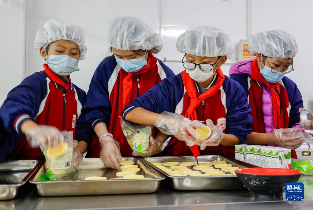 食堂体験授業で小学生が「食べ残しゼロ運動」　浙江省景寧