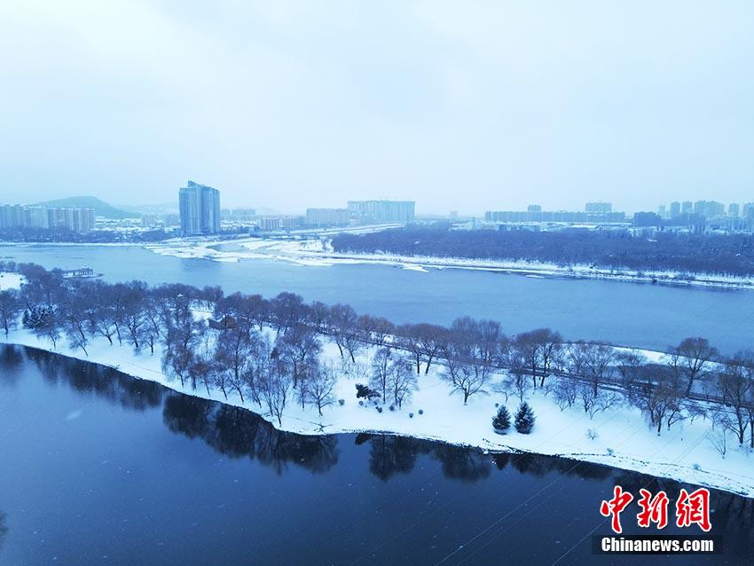 雪化粧を施された「凍らない松花江」　吉林省