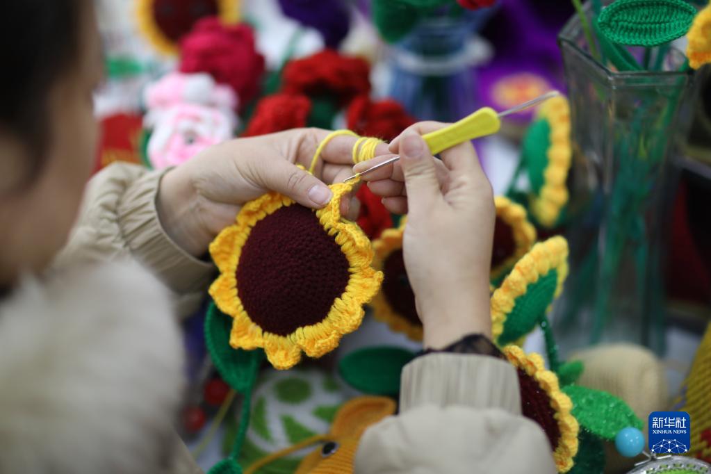 赤水市長期鎮康橋コミュニティにある自宅でかぎ針編み手工芸品をつくる女性（11月13日撮影・楊洋）。