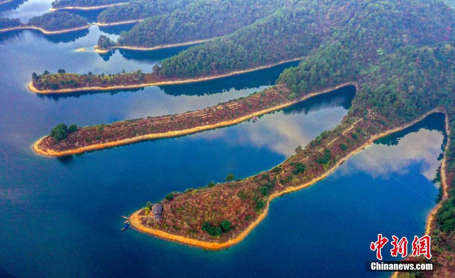 11月14日に上空から撮影した浙江省杭州市淳安県千島湖の美しい風景（撮影・余剣鋒）。