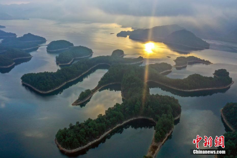 上空から撮影した淳安千島湖の初冬の風景　浙江省