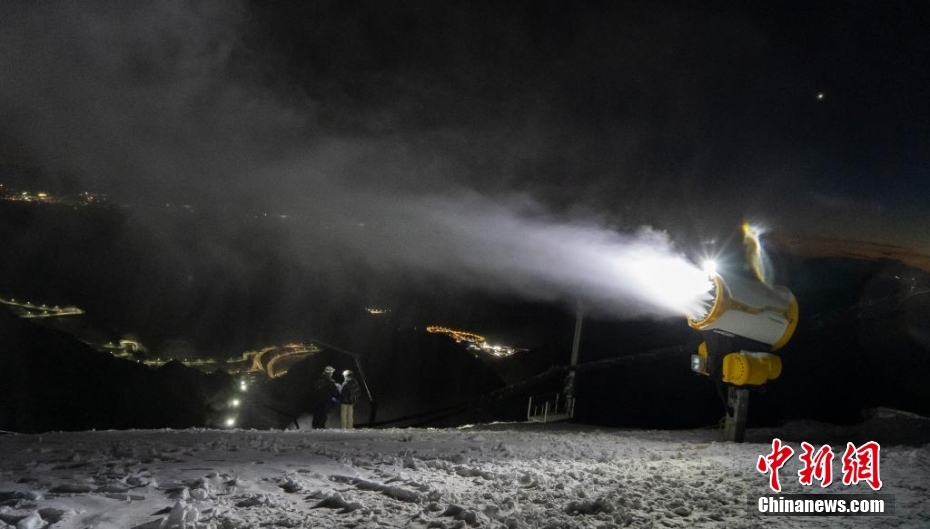 国家アルペンスキーセンターが冬季五輪に向けた造雪作業をスタート