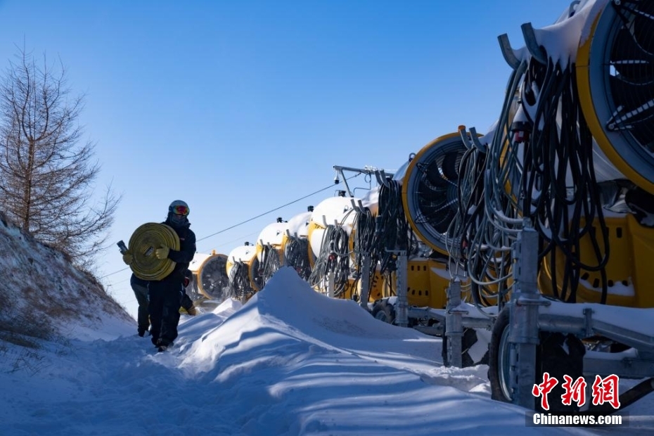 国家アルペンスキーセンターが冬季五輪に向けた造雪作業をスタート
