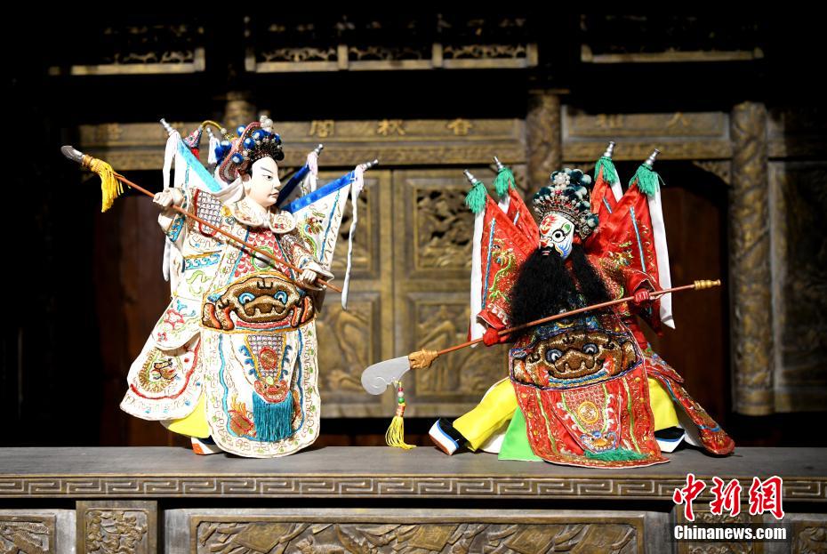 5本の指で演じる伝統的な人形劇「布袋劇」　福建漳州市