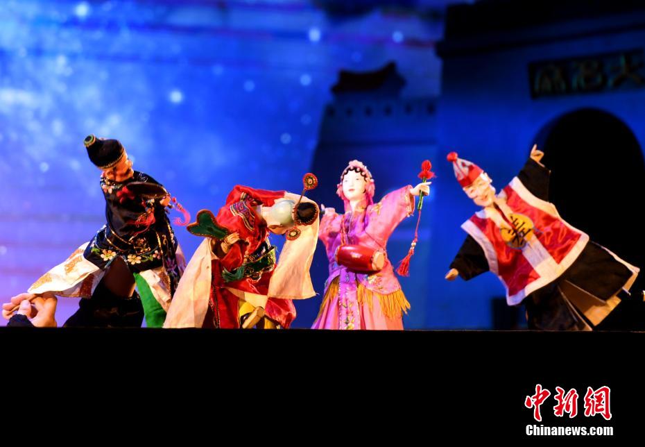 5本の指で演じる伝統的な人形劇「布袋劇」　福建漳州市