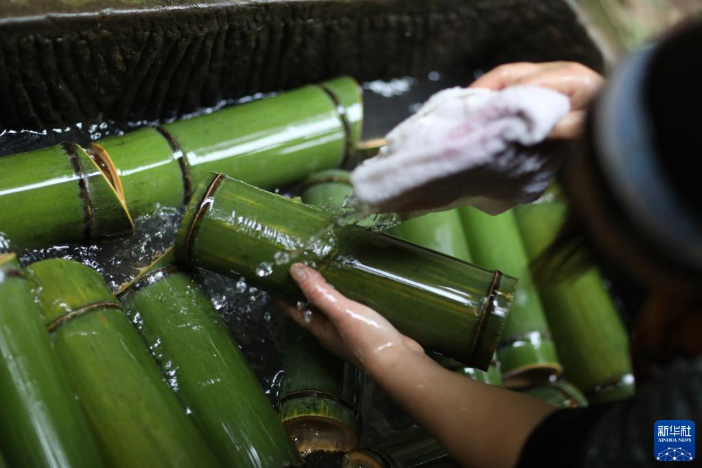 竹酒を「植える」ビジネスを展開するミャオ族の女性　貴州省