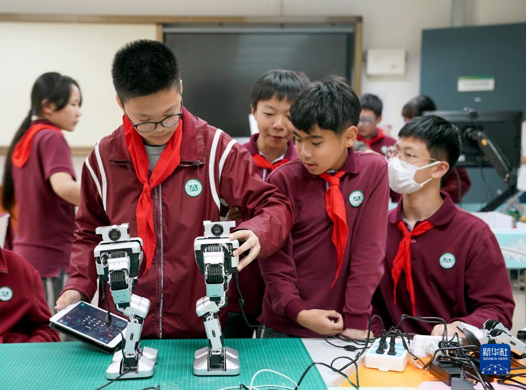 11月17日、上海市延安中学で、授業終了後の課外活動時間にAI実験室でロボット科学技術革新活動を行う生徒たち（撮影・劉穎）。