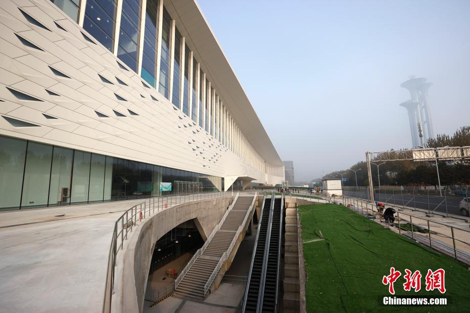 北京国家会議センター第2期の建物（11月18日撮影・富田）。