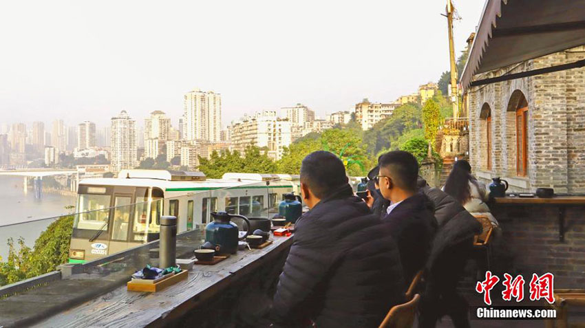 重慶で築100年の建物がカフェに変身　すれすれに電車が走る