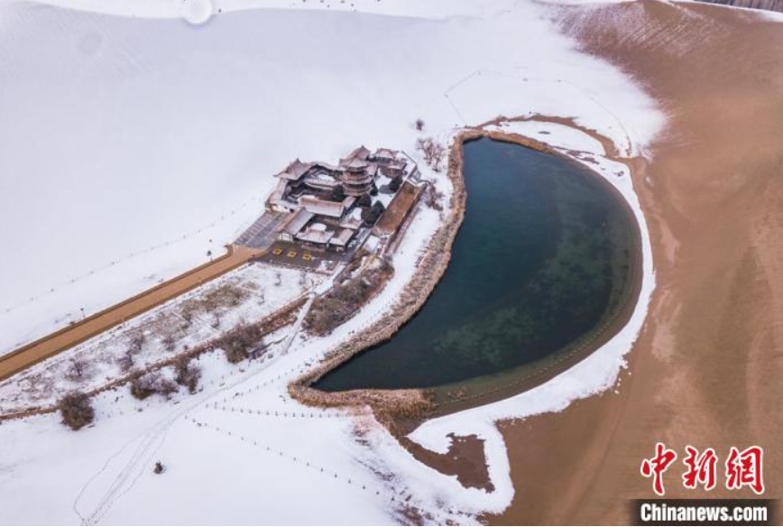 降雪後快晴となり、雪化粧がほどこされた甘粛省敦煌市月牙泉（11月20日撮影・王斌銀）。