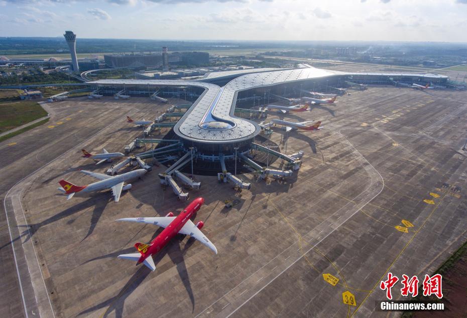 上空から撮影した近く運用を開始する海口美蘭国際空港第二期拡張プロジェクト（ドローンによる撮影・駱雲飛）。