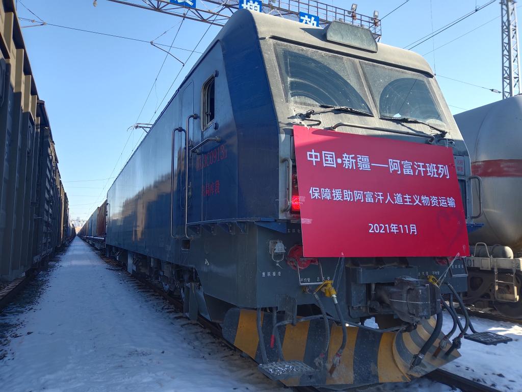 烏西駅から発車する中国・新疆～アフガン貨物輸送専用列車（11月20日撮影・余長江）。