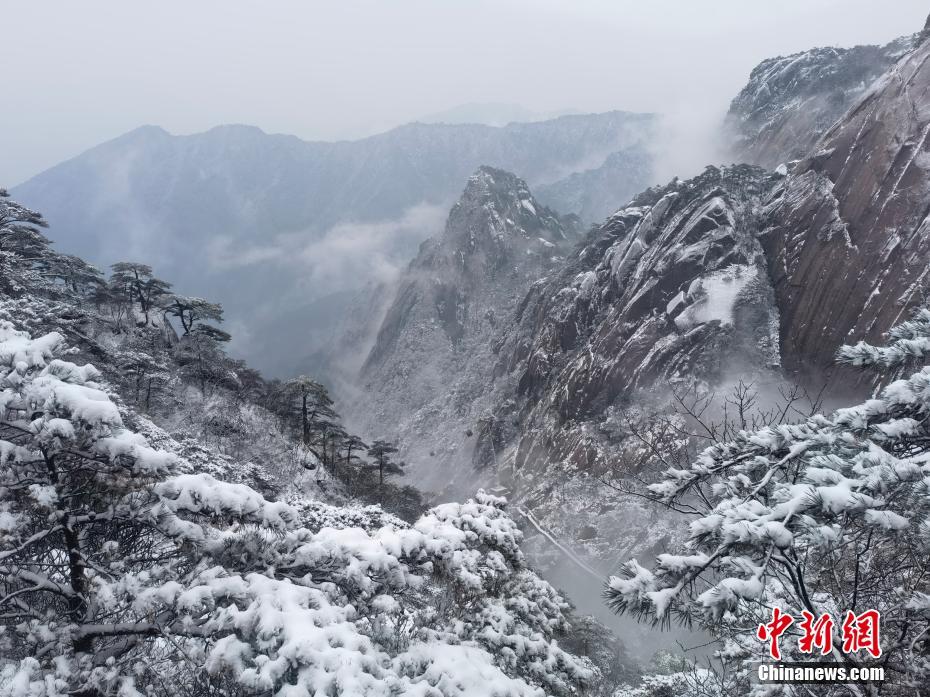 11月22日、一面の雪景色となった黄山（撮影・王青華）。