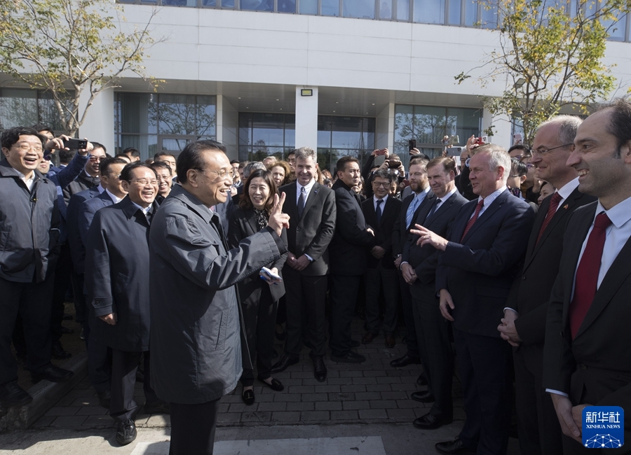 11月22日、上海にある外高橋国際スマート製造産業パークで外資系企業のトップと意見交換する李克強総理。（撮影・王曄）
