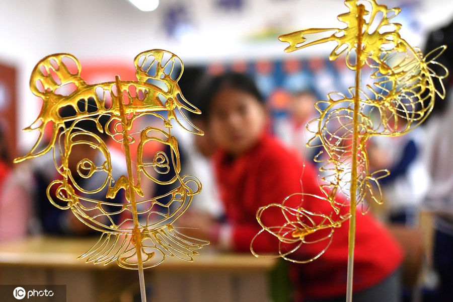 11月25日、山東省青島市長陽路小学校で行われた伝統文化体験授業で飴細工の「糖画」作りを体験する生徒たち（写真著作権は東方ICが所有のため転載禁止）。