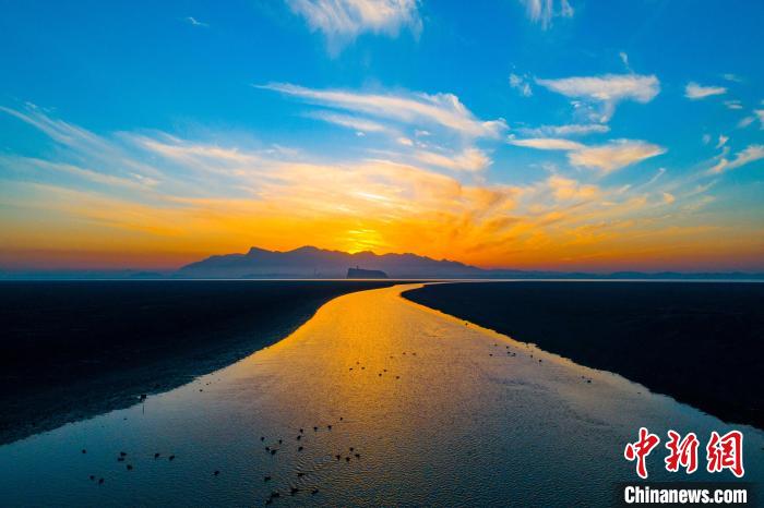 冬になると水位が下がる江西省湖口県の鄱陽湖を夕日が照らし絶景に