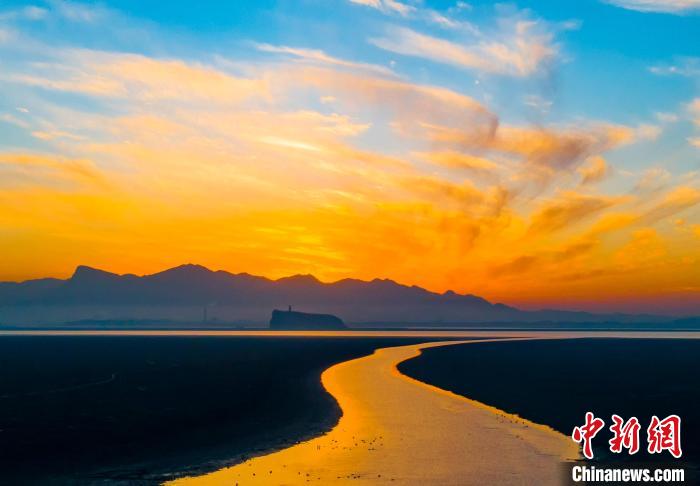 冬になると水位が下がる江西省湖口県の鄱陽湖を夕日が照らし絶景に