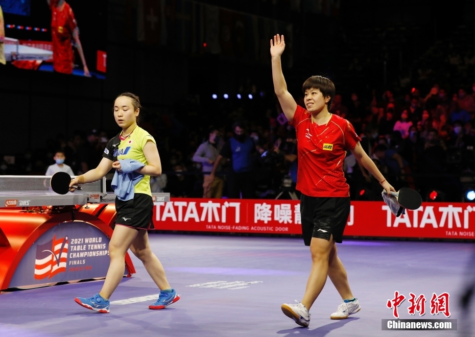 11月27日、伊藤美誠選手に勝ち、観衆に手を振る中国の王芸迪選手（写真右、撮影・劉関関）。
