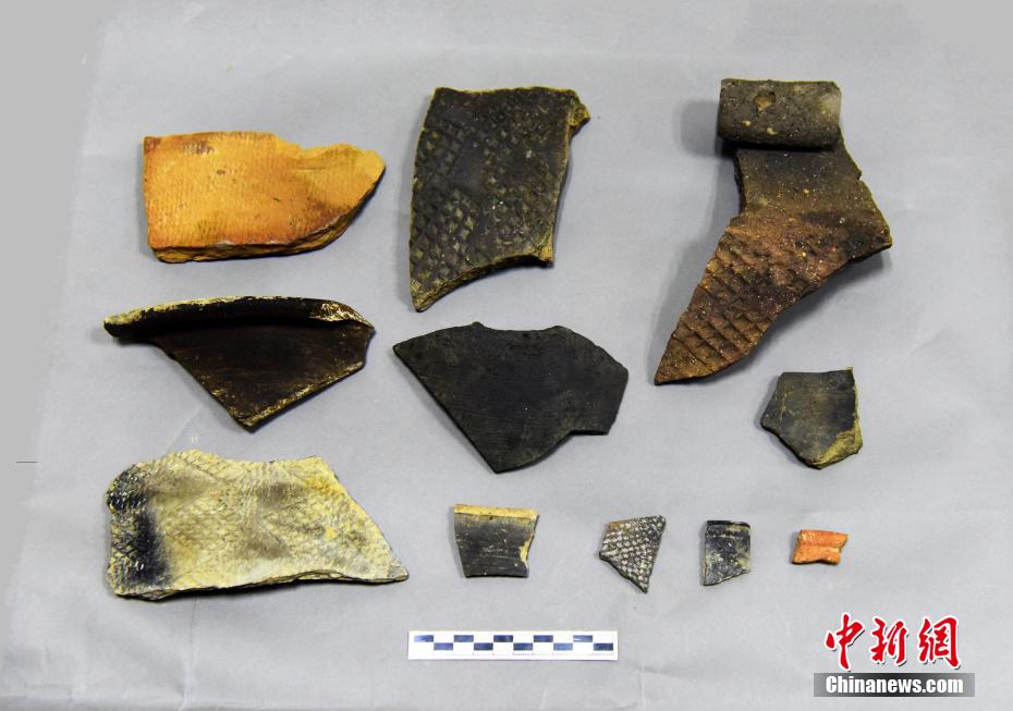 木珠墳遺跡から出土及び採集された陶片（資料提供・四川省阿壩州文化財考古研究所）。